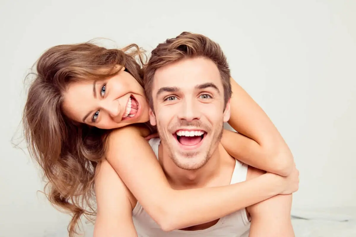 Person holding a clear Invisalign aligner and wondering whether it will hurt